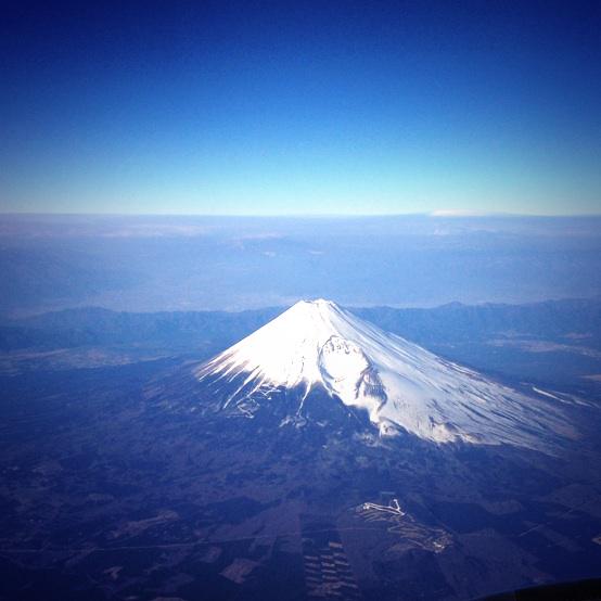 sorastory's tweet photo. 空の上から眺め���１２月の美しい富士山。今年は毎月のように、空を飛んで、尊敬する大好きな方に会いに行くことができた。たくさんのことを学んで感じて、幸せと感じる時間が山ほどあった１年。来年は蓄えた力を次につなげたい。大切な人に恩返しする。 http://t.co/h6sImYbbdG