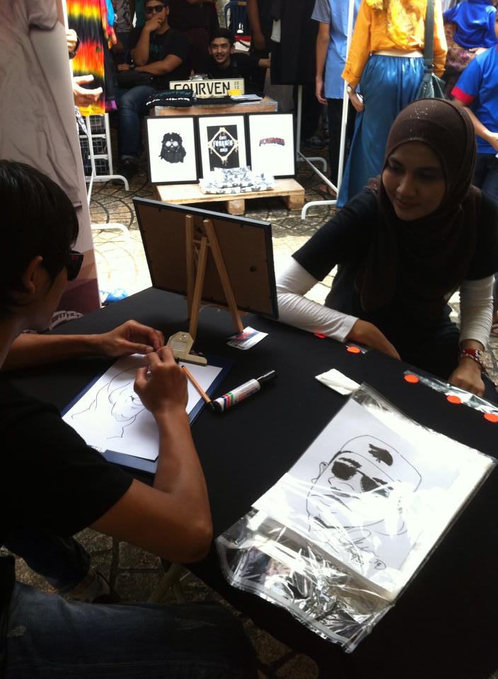 DeanSahaja's tweet photo. It happen right now! get your caricature for free when you buy 2 shirt from us. #TempatanFestX #Jobho #IniTempatGua http://t.co/dnWyW5NeSv