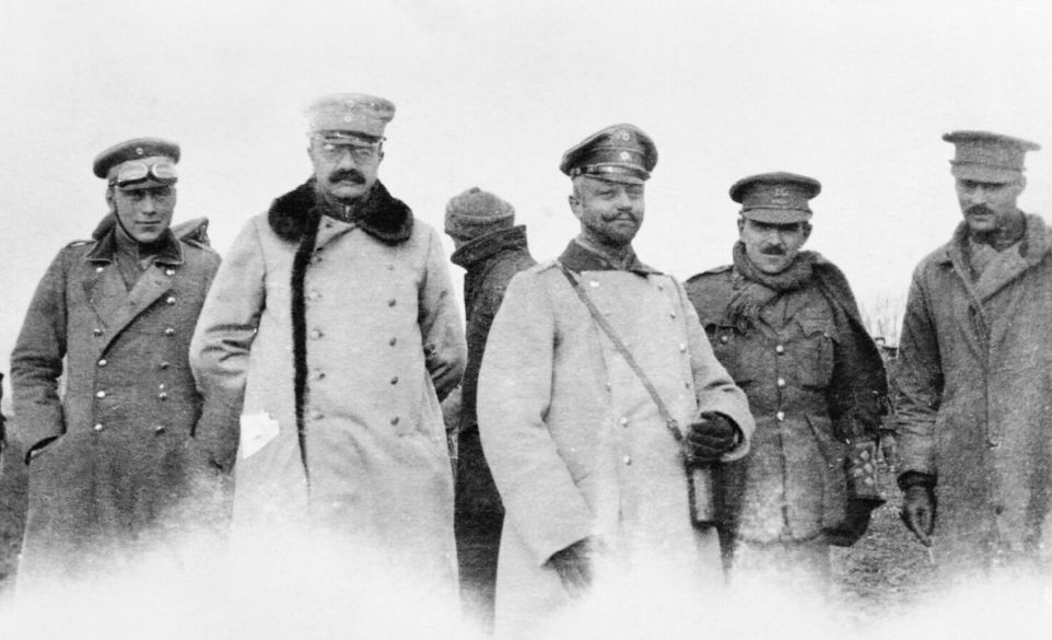クリスマスにあたり一時的に休戦状態となった前線で一緒に写真を撮ったイギリス軍士官とドイツ軍士官。〔1914年12月25日〕 iwm.org.uk/collections/it…