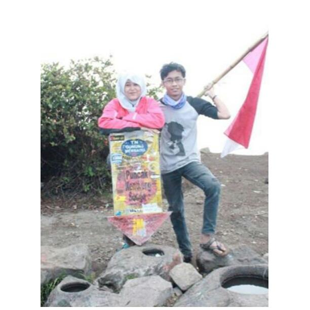 UulGbf's tweet photo. Selamat pagi. Dari mt.merbabu, kabutnya tebel banget @infogunung http://t.co/RZY5EQidVY