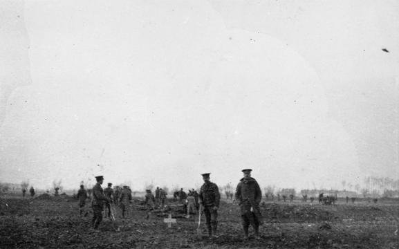 クリスマスにあたり一時的に休戦状態となった前線では、イギリス軍とドイツ軍がお互いの塹壕の間にある無人地帯で死者を埋葬した。〔1914年12月25日〕 iwm.org.uk/collections/it…