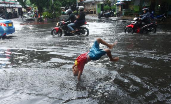 TMCPoldaMetro's tweet photo. 09:32 Banjir 10-30 cm di Jl. Cikini Raya Jakpus, agar hati2 bila sdg melintas. @mochtarmo http://t.co/ZBihWes2J5