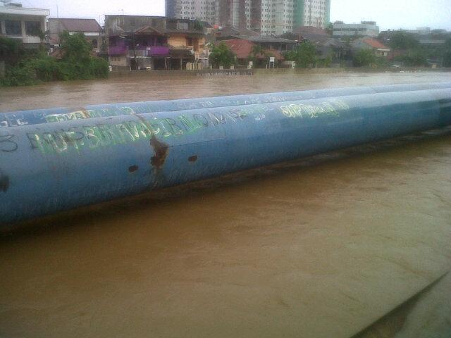 setio_margono's tweet photo. Jembatan ciliwung kp melayu, arus air sdh mulai naik http://t.co/UR7Gqa9nQj