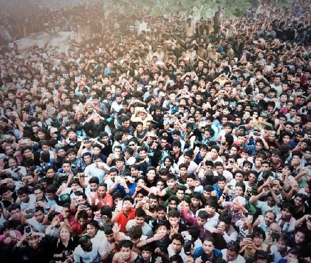 Priest_Choker's tweet photo. #HappyBirthdaySalmanKhan Sallu fans need to beat Mannat crowds http://t.co/Ubfdne72tU