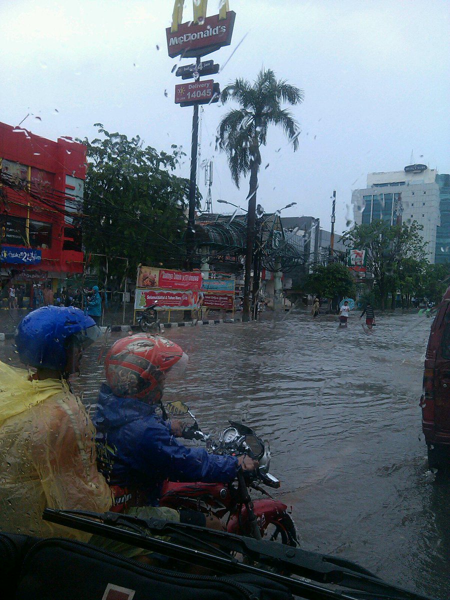 TMCPoldaMetro's tweet photo. 10:17 Banjir 20-30 cm di dpn Green Garden Jl. Panjang Jakbar, hati2 bila sdg melintas. http://t.co/aC5CZD1aG8 @ajabuyong @PoskoDPUDKI