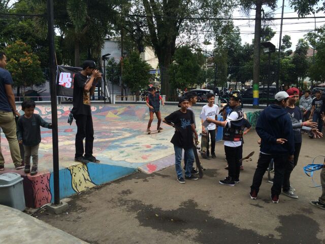 rickostonz's tweet photo. RT @BeFunNColorful: Preparing jamming skate at #loopstationbdg http://t.co/h3FJNfBUXL