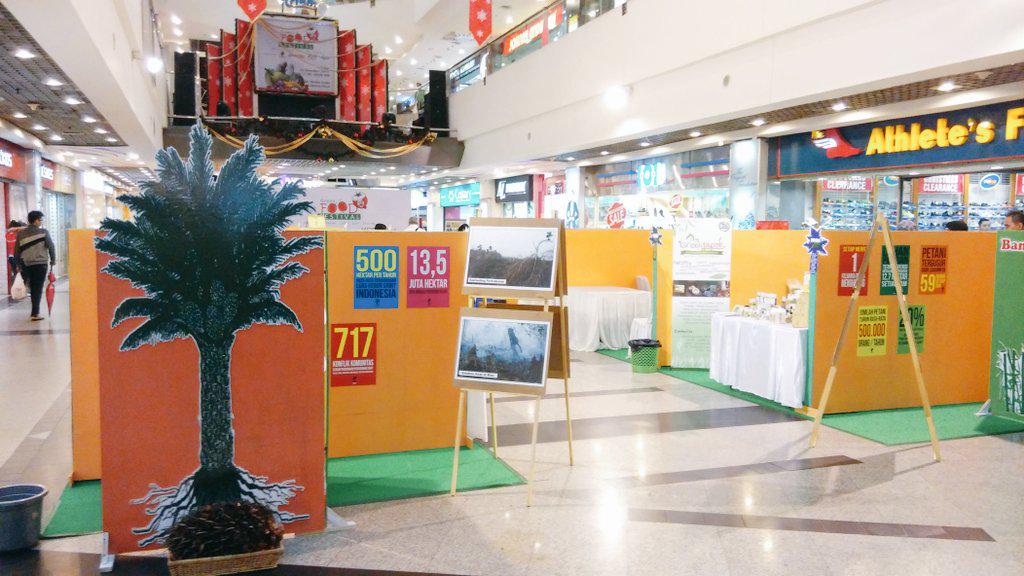 sawit_watch's tweet photo. @greenradiofm @greenjapok @HitamkanBerasmu @tempekoro @plazaatrium temukan fakta dan data perkebunan sawit di GFF2014 http://t.co/NR4walO1tx