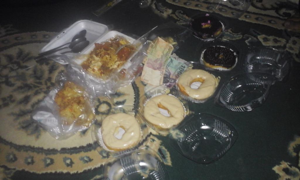 criontix's tweet photo. Seblak sama donat bakar kemaren nih:g http://t.co/5O2E0AJihU