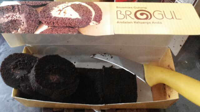 JajanPerut's tweet photo. Bandung yg penuh inovasi #Kuliner ada BroGul alias bronis gulung, original coklat bingits, 4 rasa #KulinerBandung http://t.co/L6bsLrgiKs