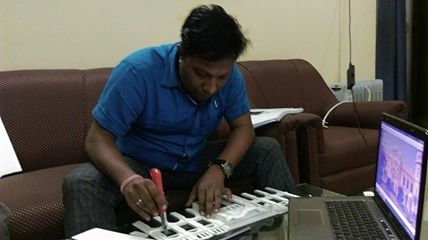 SakaTheMovie's tweet photo. Our art director #SunilKumar working on the set model of #Nankanasahib according to its look in 1921.. http://t.co/iCumypKAuT