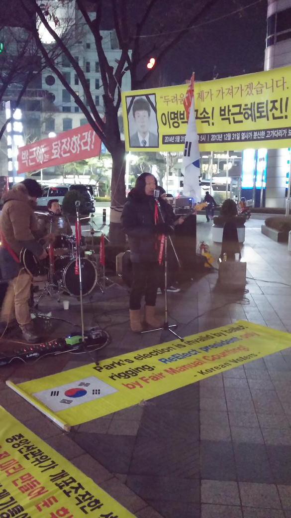 ch00nmOng's tweet photo. #횃불 공지!
1월3일. 52차 횃불집회, 2015년 첫 횃불집회는 이남종 열사의 광주에서 열릴 예정이다.
버스를 대절해서 갈 예정이니, 미리 신청해 주셔야 한다.
회비는 2만원. - 블랙스완 http://t.co/3xwdiUmyKA