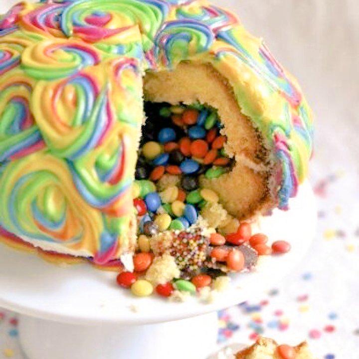 CakeGrid's tweet image. Surprise Cake 😍 #Cake #SuperCake @CakeGrid