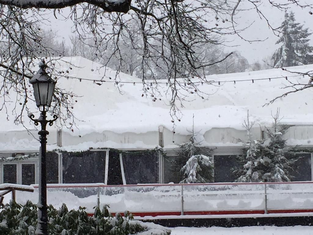 Roberkanook's tweet photo. @omroepbrabant ijsbaan dak ingestort van #efteling http://t.co/ISDIUDSS3h