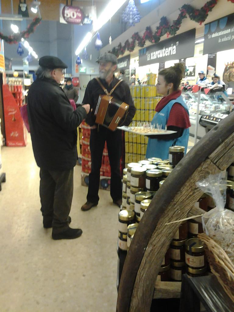 aleixfer85's tweet photo. al @Capraboalp  degustacio de productes de la #Cerdanya amb el mestre  lizandre per tu aribem a la fi del mon http://t.co/9nw0tRKSBL