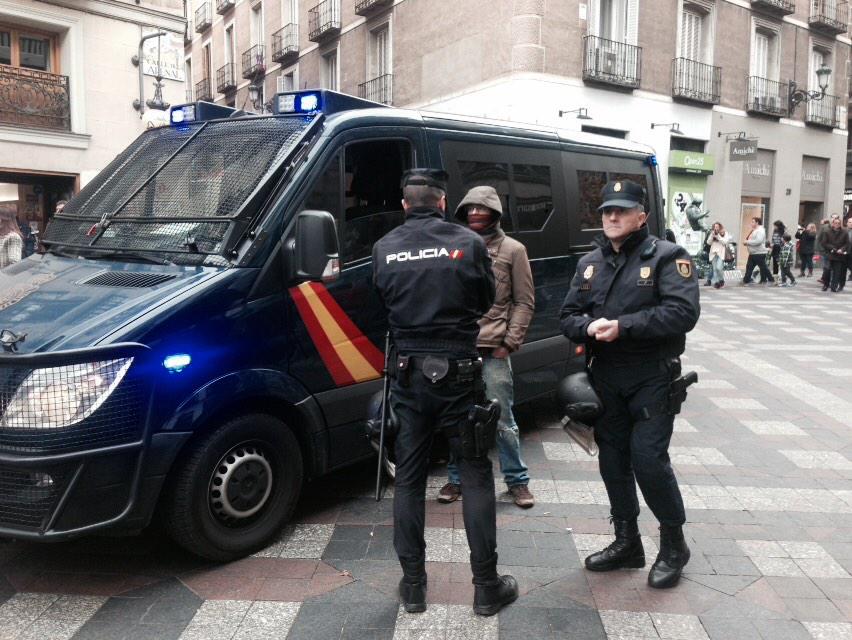 juancarlosmohr's tweet photo. Metieron en la lechera a uno para llevárselo y ahora lo sacan no está detenido  #LibertadAnarquistas http://t.co/Qh0Q8elaKO