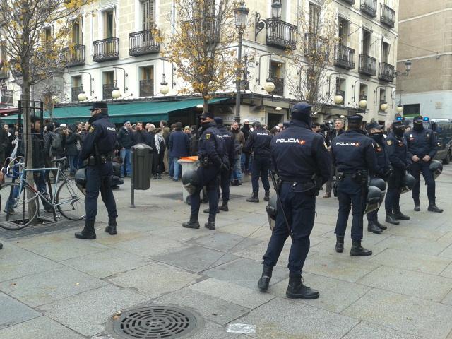 PcpSol's tweet photo. La policía coge cascos y se colocan en formación después de haber identificado a casi todo el mundo #les7lliures http://t.co/sGgYKwIXpT