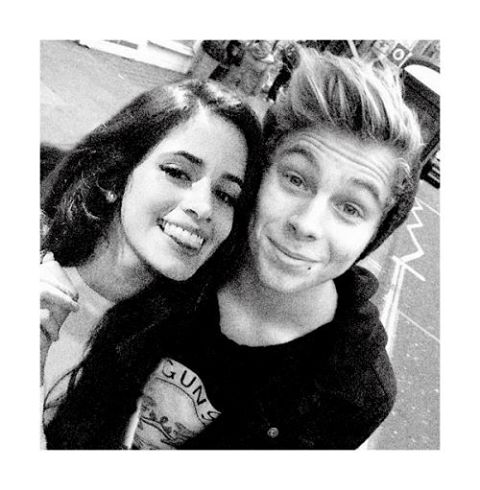 luke_hm5's tweet photo. La distancia hace mas fuerte al amor http://t.co/7qalSHh0Em