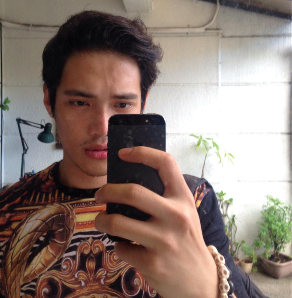 QueueThePodcast's tweet image. I love it when the mirror is this dirty and it looks like you got flour all over your face. Saya lang #anotherexcuse