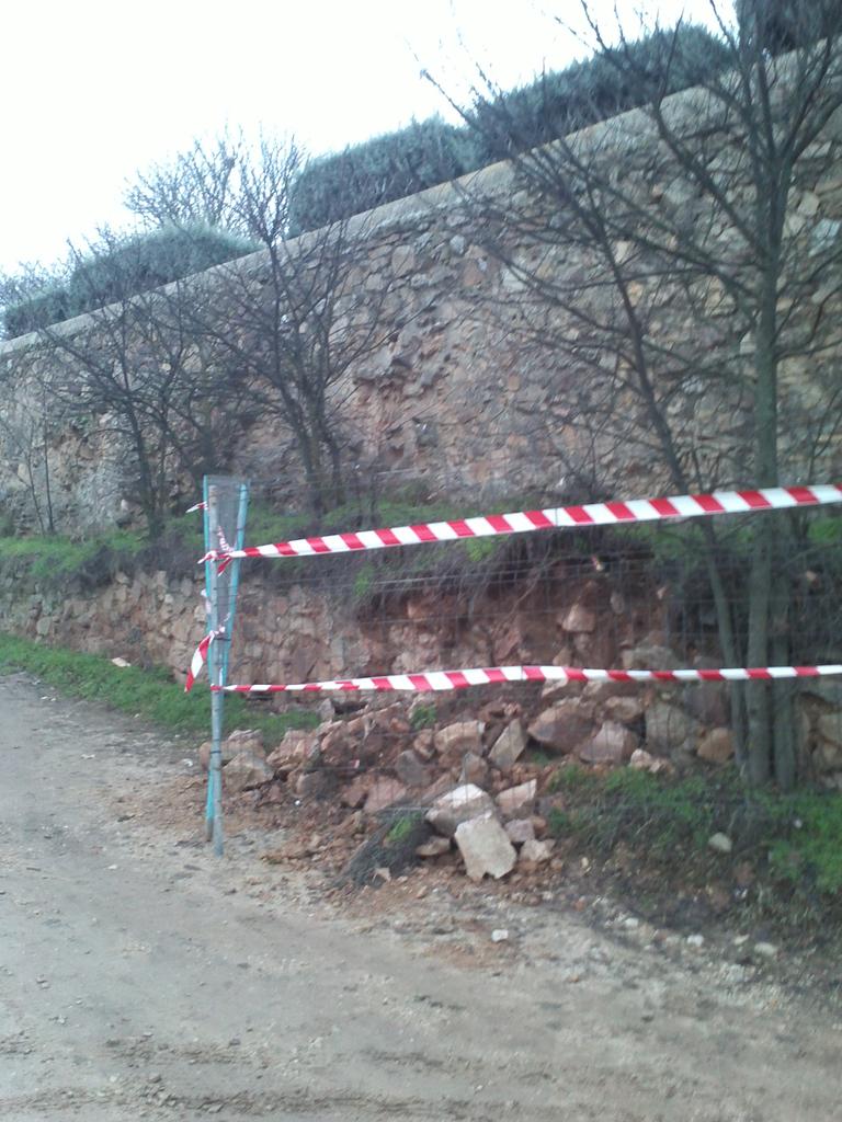 sandra_fv91's tweet photo. @diariodesoria @Ayto_Soria ¿Habrá sobrante para arreglar las zonas de muralla abandonadas de la cuidad? http://t.co/RKhRToS0jm