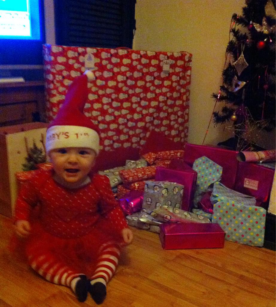 Laura123x's tweet photo. #christmas #babysfirstchristmas #firstchristmas #daughter #love #loveyou #presents #happy #prefect http://t.co/S1LAhzTgW4