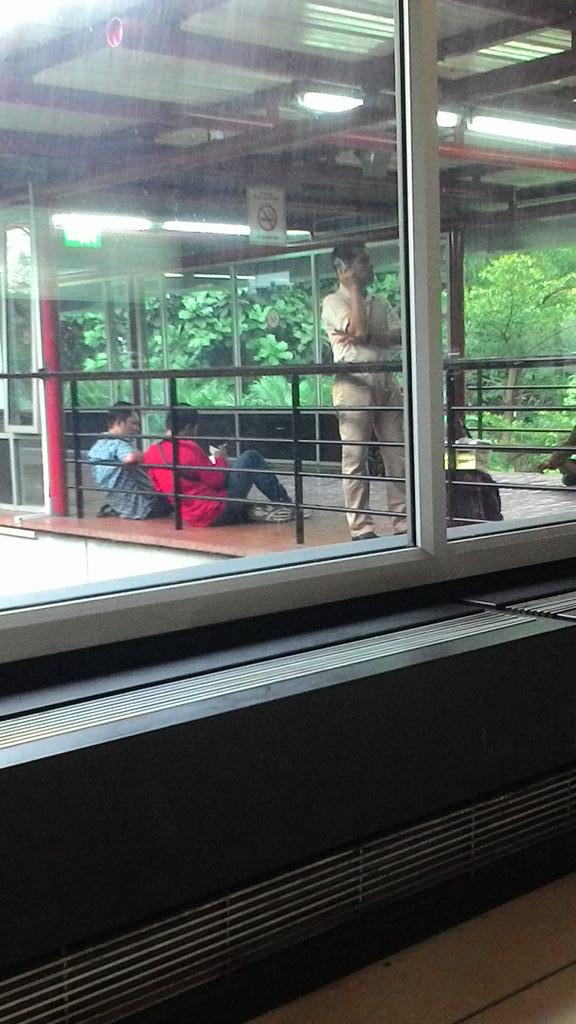 wibowofx's tweet photo. @CGK_AP2 asyik merokok dibwh larangan merokok. R.tunggu c3 term 1c http://t.co/x5dn2SqRjA