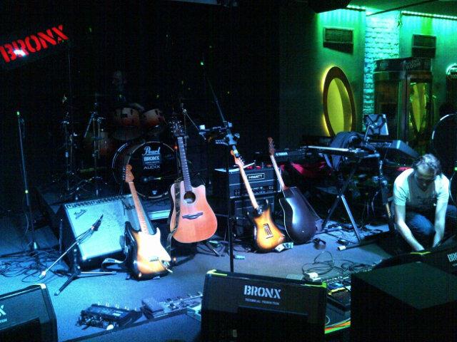 7pf2p's tweet photo. Gitarlar dizildi, birazdan ses cikaracagiz. Aksam bekliyoruz! http://t.co/sk03EIUwc4
