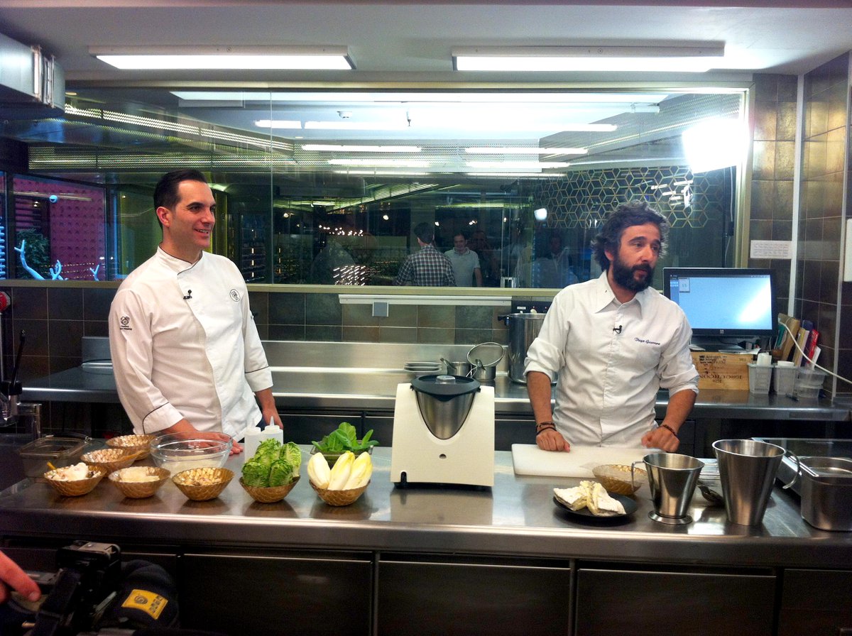 TapasyBarras's tweet photo. .@ChefMSandoval cocina ensalada en tres texturas con salazón > http://t.co/CJsElnKuvH http://t.co/aLWkZ9bxfk