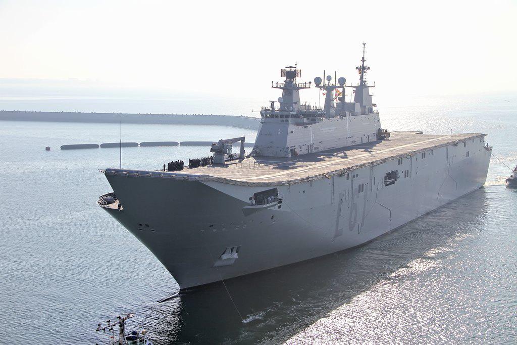 オーストラリア海軍bot キャンベラ級強襲揚陸艦 スペインの強襲揚陸艦 フアン カルロス1世 の準同型艦 2隻建造中で 就役すれば オーストラリア海軍史上最大の軍艦となる Stovl機の運用も可能だがf 35bの採用が提案されたが 海軍に拒否された