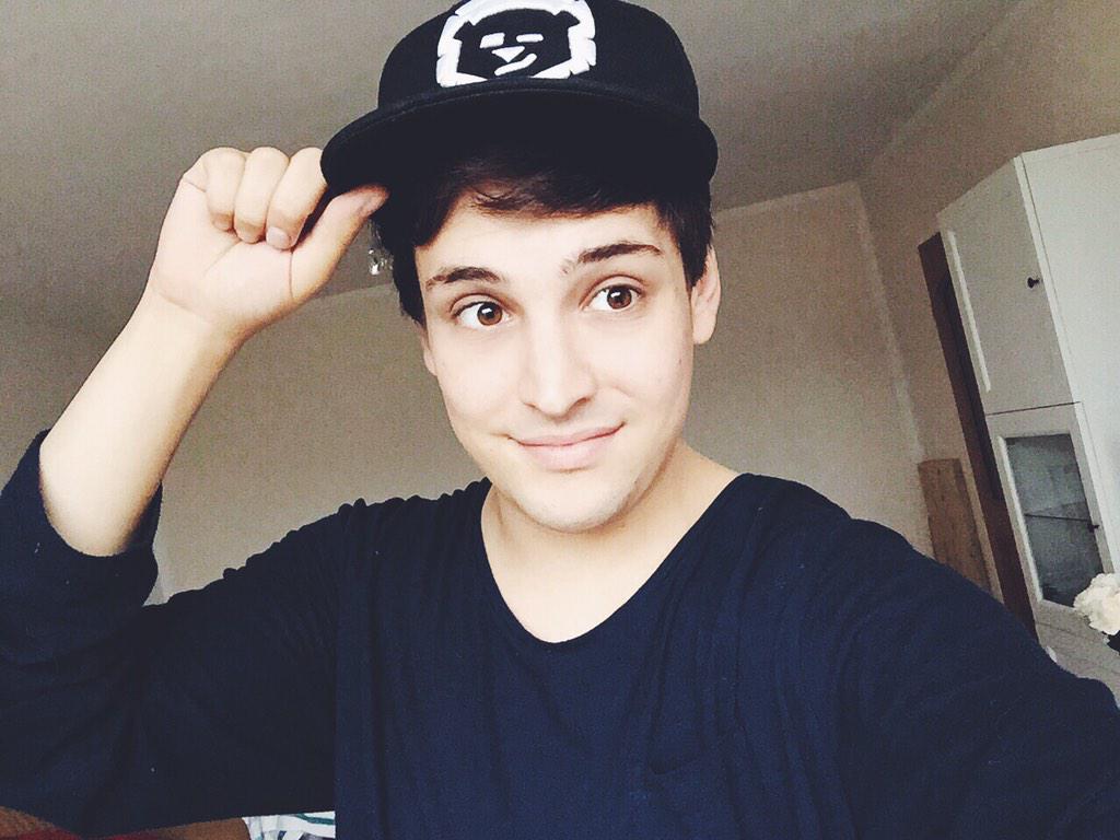TheRealLiont's tweet photo. Gleich gibt's nen neuen Vlog! 😊👌

Liont überrascht Löwenkids ! 💛 http://t.co/c7I1BL6zCS