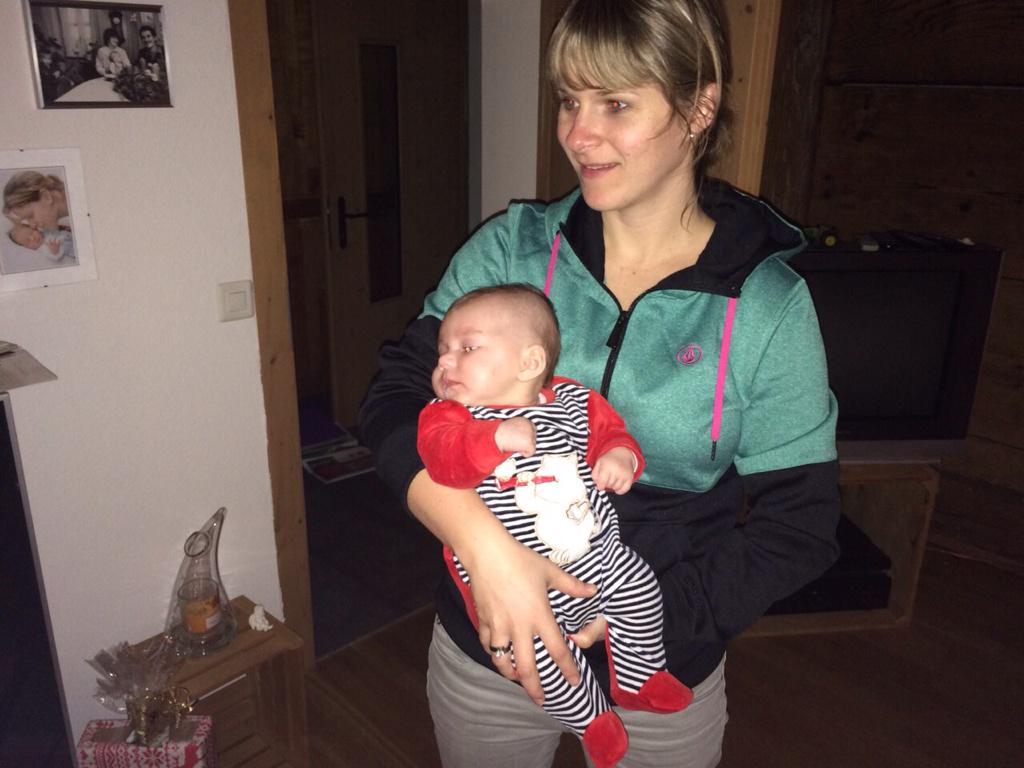 burch_martina's tweet photo. Wiähnachtsbaum am bestuinä 🎄 http://t.co/qREXIY0ZYb