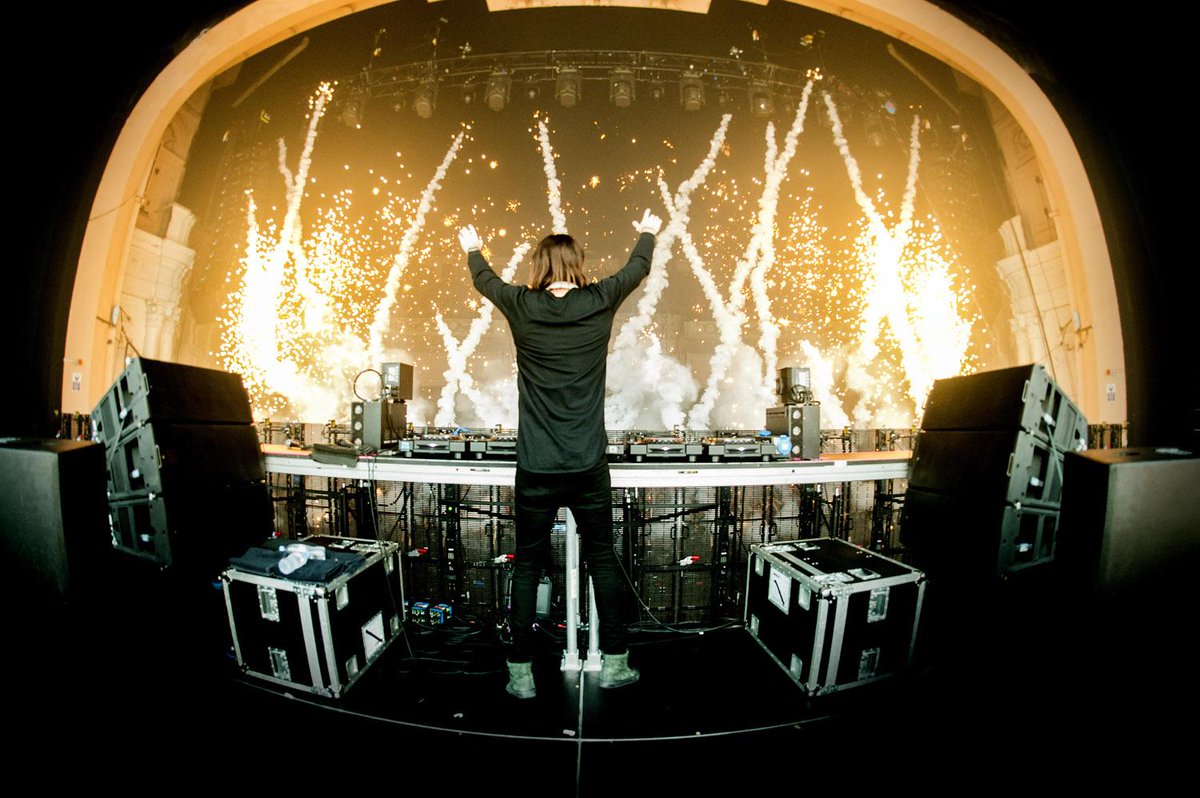 Alesso's tweet image. Still buzzing from the UK!! ‘Heroes’ out now in iTunes: ales.so/heroes