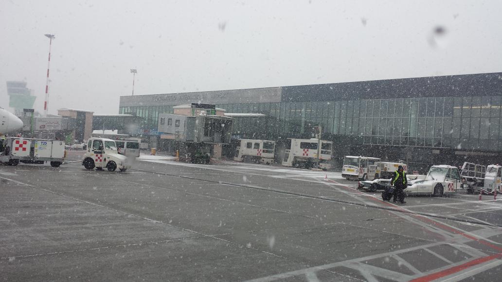 AngeloArusso's tweet photo. Recien llegado A #Bergamo #nevando #aeropuerto #nevicando #aeroporto http://t.co/vowccgjnoV