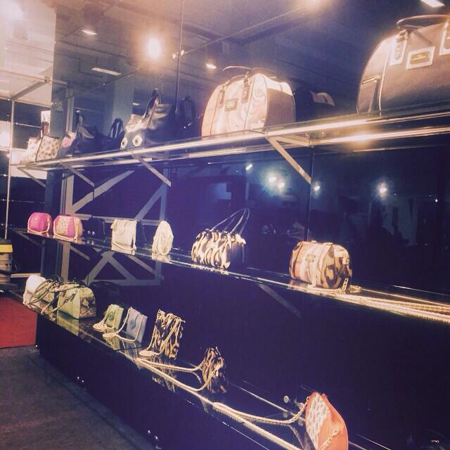 EMRENY's tweet image. Certain styles are timeless and those are the real ones #stylemusthave Bazi stillerin modasi hic gecmez 💫✨🌟❤️