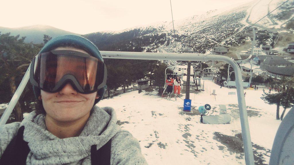 NataliaVillena's tweet photo. El 9000 en la nieve!! @JimenaaMS @Noemi_MZ http://t.co/QY7AbyOYX3