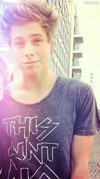 h-hey guys! i know you get these a lot but a simple rt could really help me out because im new.. t-thanks..!