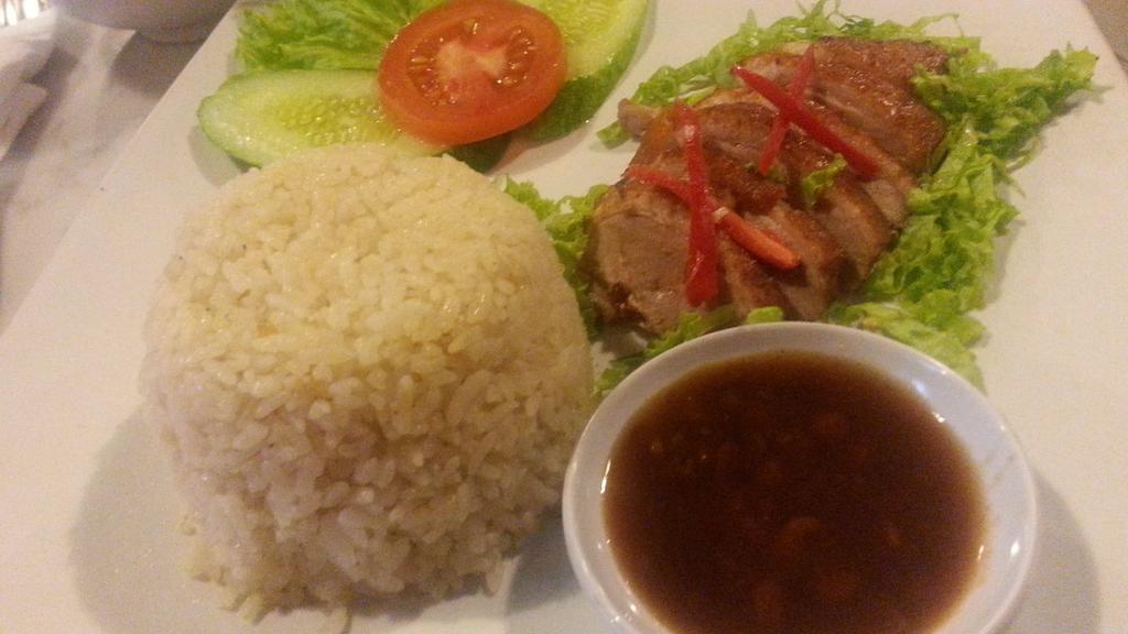 PakBondan's tweet photo. Selamat makan malam. Sajian baru #Rumate: nasi hainan bebek panggang. http://t.co/TKQoiGgorC