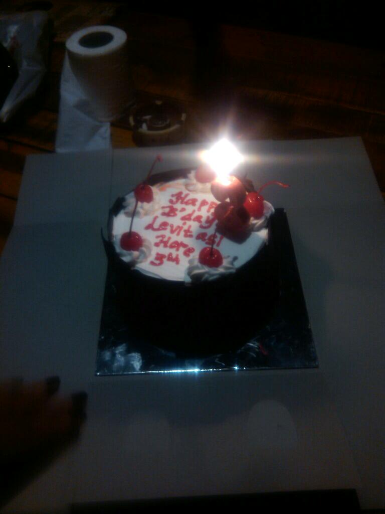 LevitasiHorePLG's tweet photo. HBD LEVITASI HORE SE INDONESIA ~~~ http://t.co/dGXrpz7Zlo