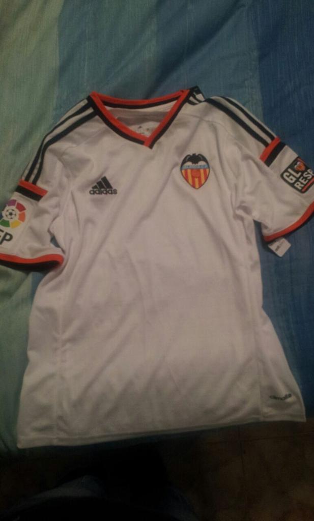 marioxim3's tweet photo. @sportchollo recibida la camiseta del valencia muxas graciiias no fallan una entrega http://t.co/g9Z2otC4UA
