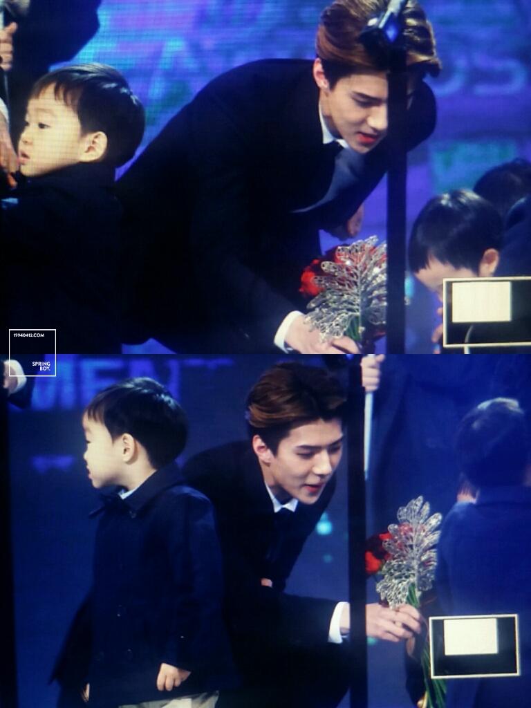 141227 KBS 연예대상 세훈이 1 쌍둥이들에게 꽃 주능 세훈이ㅠㅠㅠㅠㅠ 쌍디들이 꽃을 안받아서 난처난첰ㅋㅋㅋㅋㅋㅋ