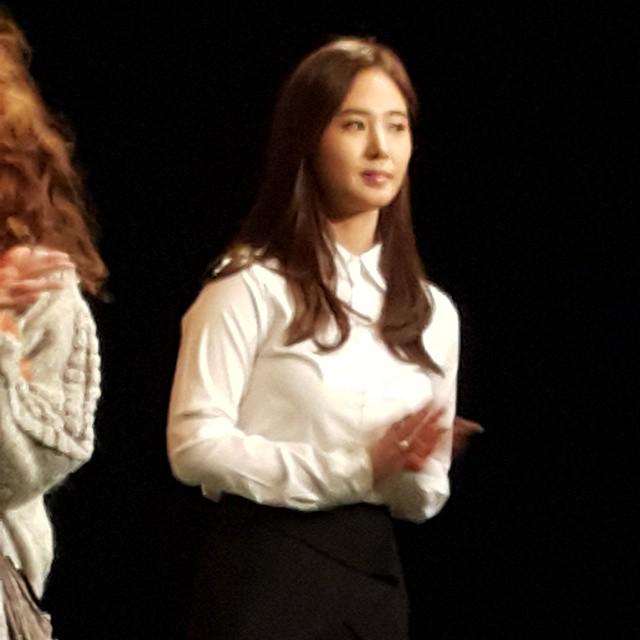 [PIC][27-12-2014]Yuri xuất hiện tại trường ĐH ChungAng để tham dự vở nhạc kịch "Time to Tea" vào hôm nay B53Vn9ACEAAle8c