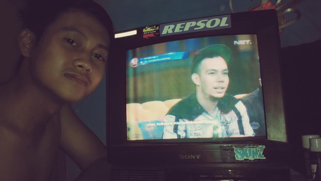 adi_praset's tweet photo. Satnight ! slesai mandi langsung panteng @Ini_Talkshow di NET. Smoga menang :) @netmediatama #NETMILIUNER_3 - Clue M http://t.co/o7kno2EC3H