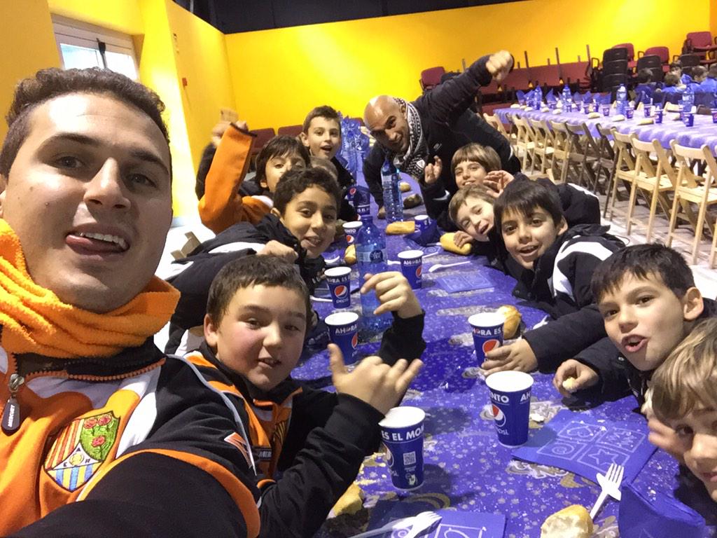 selfie del nostre benjamí al torneig de la jonquera. gran equip!