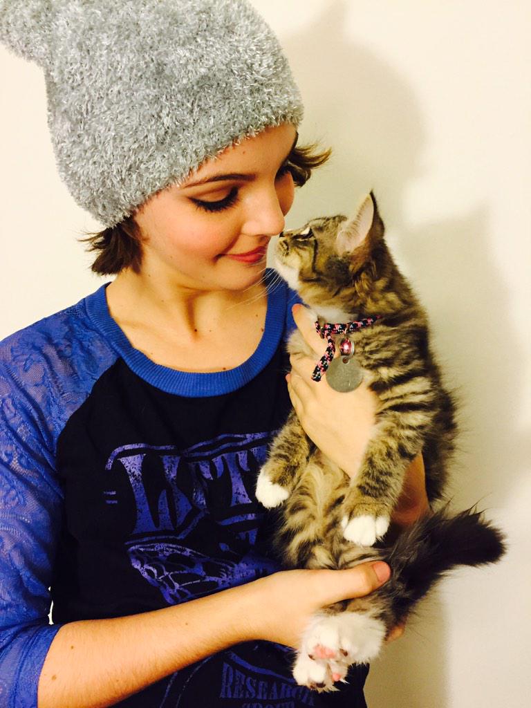 jamalynx's tweet photo. Meow 😻 RT @camrenbicondova: ❤️ http://t.co/7uKi137TFy