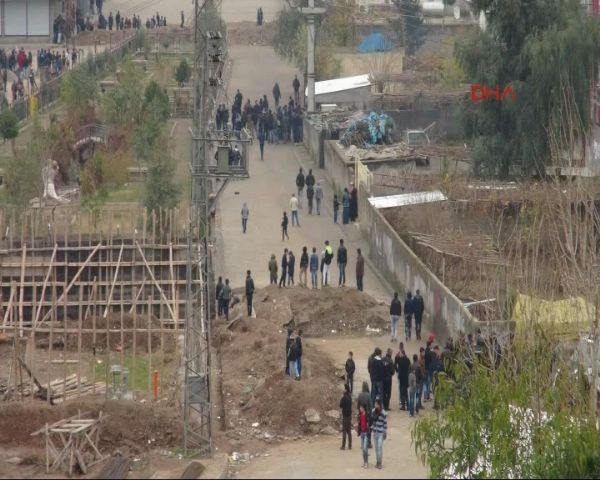 cancananvatan's tweet photo. Hendek, keleş, silahlar ve ortalıkta rahatça dolaşan teröristler Acaba bunlari hükümet, ALA, CB, BB, ATALAY goruyormu http://t.co/XuylCDkfqm