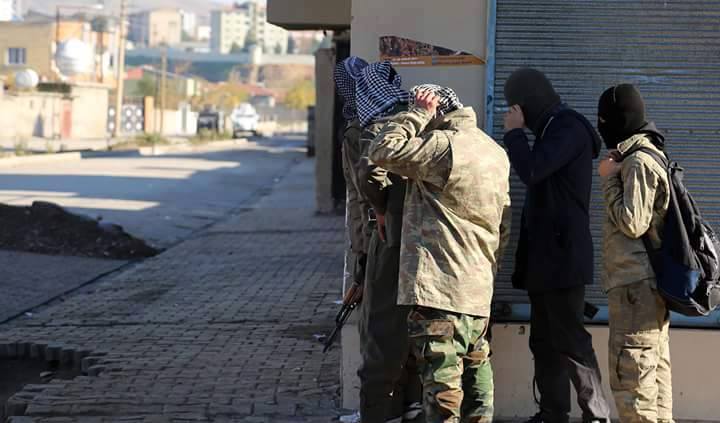 cancananvatan's tweet photo. Hendek, keleş, silahlar ve ortalıkta rahatça dolaşan teröristler Acaba bunlari hükümet, ALA, CB, BB, ATALAY goruyormu http://t.co/XuylCDkfqm