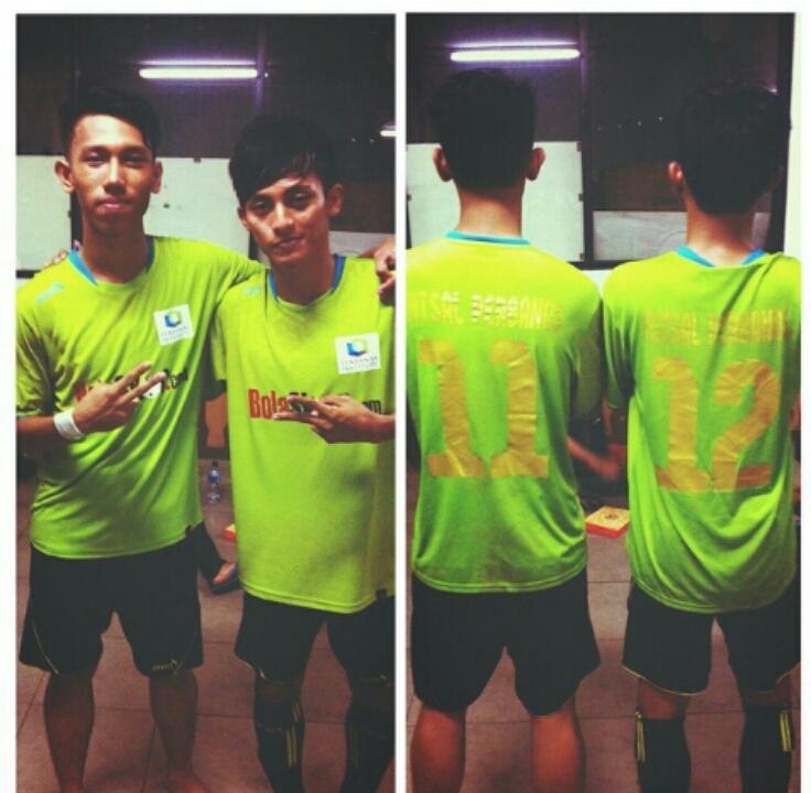 ajaiisinaga_'s tweet photo. Bukan cuma nomor punggung yang 11, 12 mainnya juga 11,12 gak jauh beda (y) sama* hebat cc : @rainhaard @Bambangbayu12 http://t.co/1uIB1K8kCk