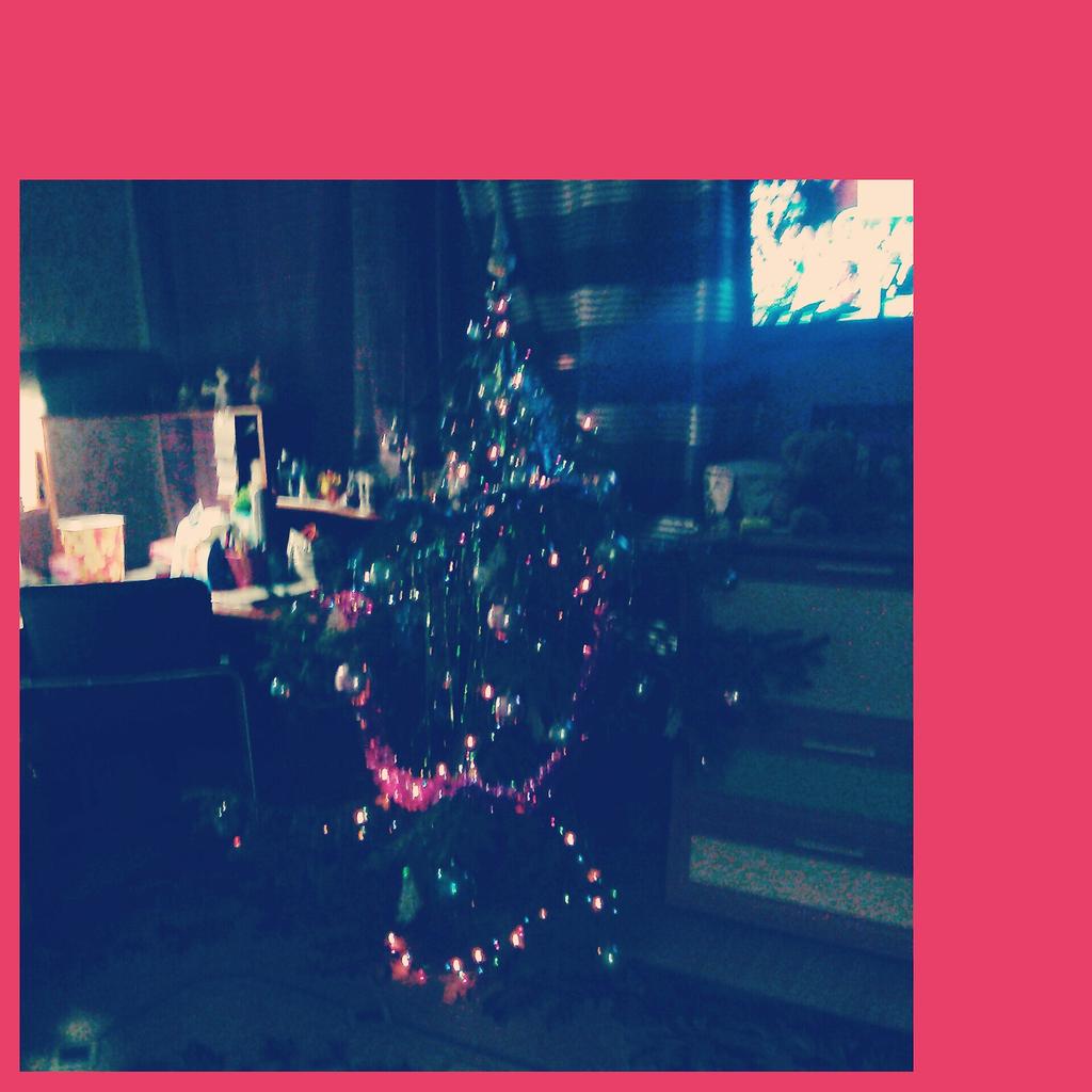 magicselenalol's tweet photo. Поставили елку👻🎅🎄🎉🎁 http://t.co/TLUsOI0FnX