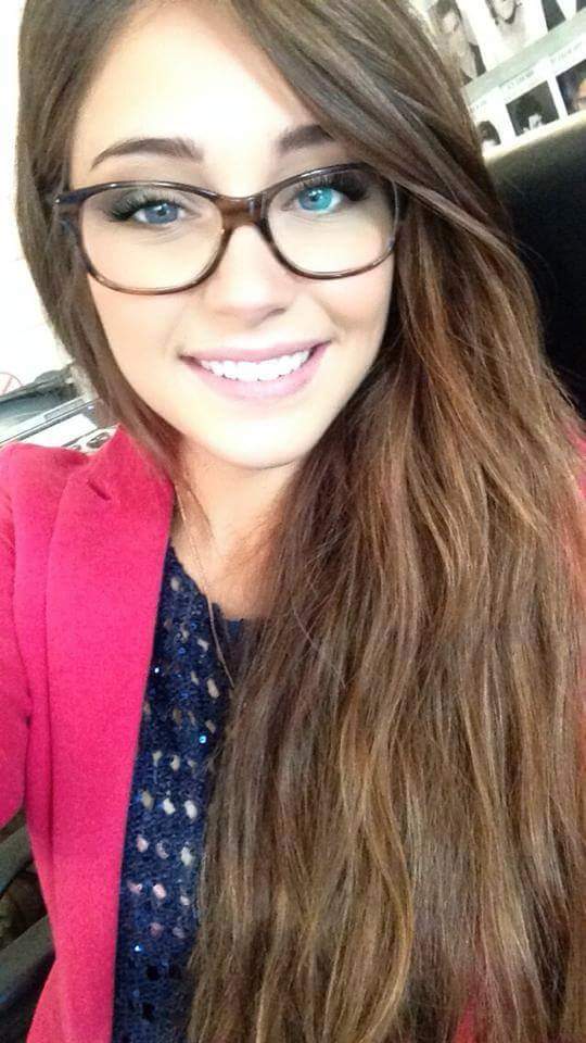 FanCPirroni's tweet photo. @chapirronioff vous souhaite de bonnes fêtes <3 
 Superbe avec ses lunettes ! *_*
#MissCoteDAzur #charlottepirroni http://t.co/kXqJZJs97q
