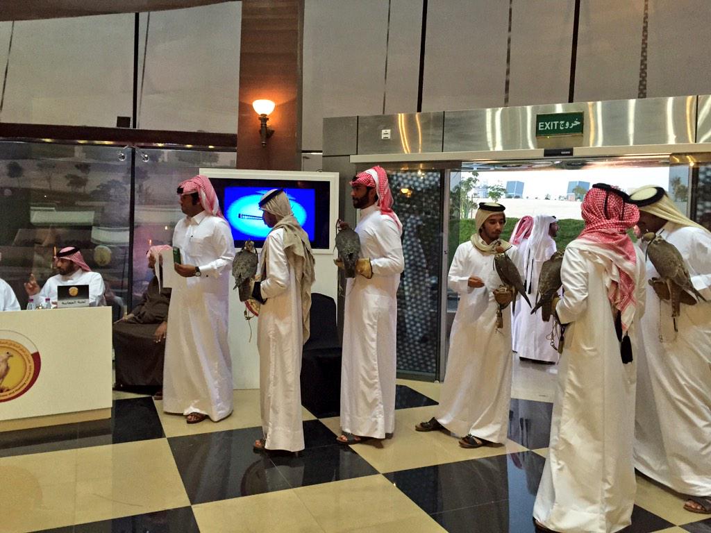 يشهد اليوم الثالث تزايد في اعداد المشتركين لمهرجان #قطر الدولي السادس للصقور والصيد ٢٠١٥ #كتارا قاعة البرقع