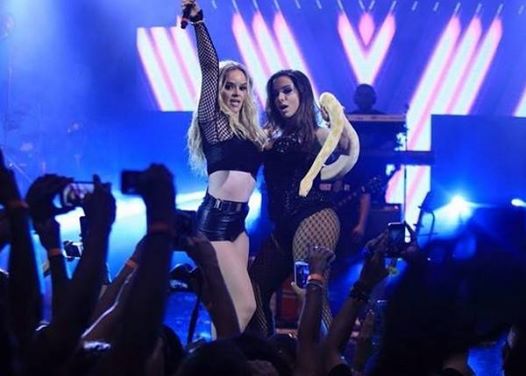 PortalBPop's tweet photo. Anitta e Lorena Simpson arrasam em cover de Britney Spears com direito a cobra e dança sensual
http://t.co/wWDXR6fS8S http://t.co/4D4srnG0F1